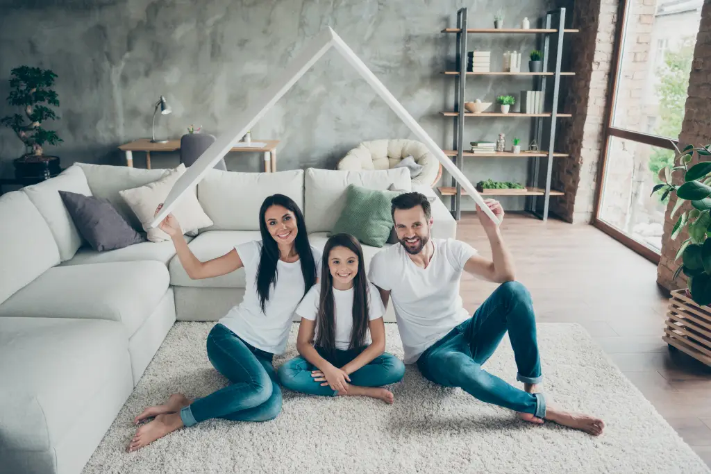 Rodzina rozmawiająca w salonie o bezpieczeństwie mieszkania