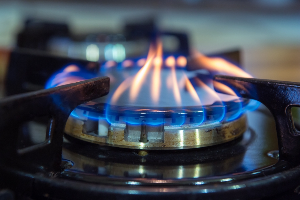 Specjalista kontrolujący instalację gazową w kuchni