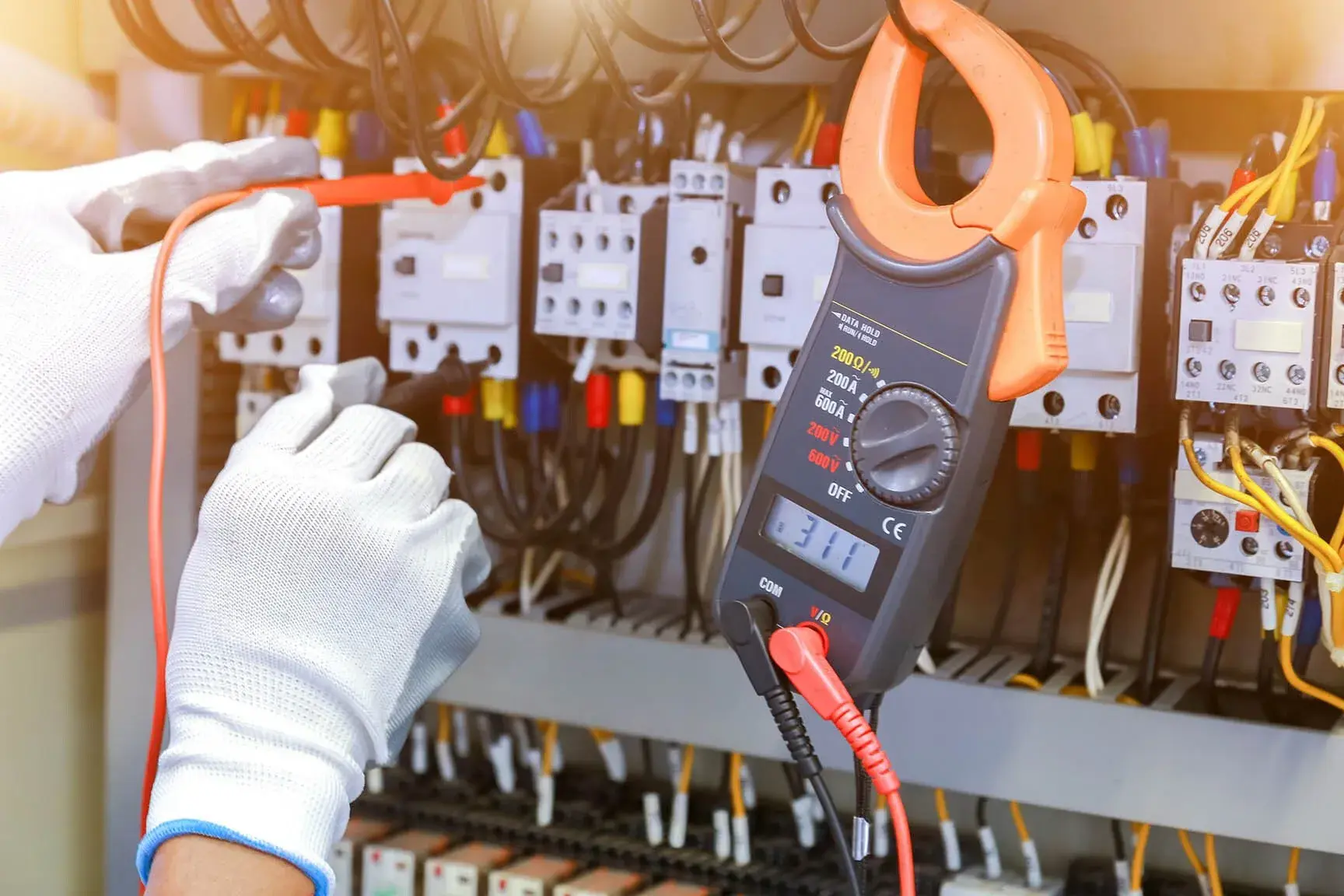 Technik wykonujący pomiary rozdzielnicy elektrycznej